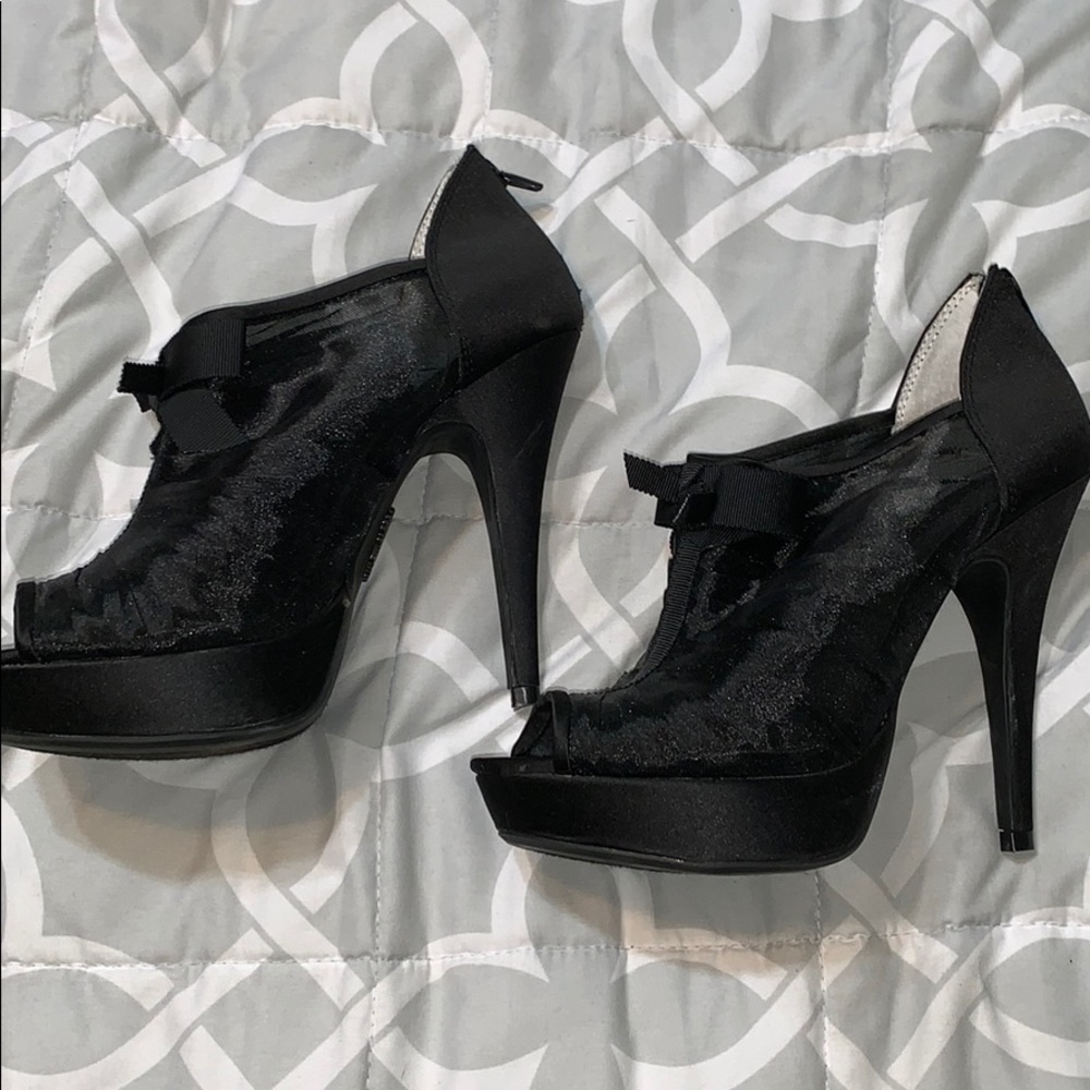 Black heel booties